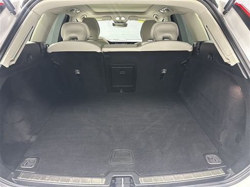 Used 2022 Volvo XC60 B5 Momentum w/ Climate Package AWD/4WD image 18