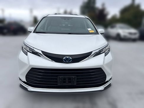 Used 2023 Toyota Sienna XLE AWD/4WD image 2