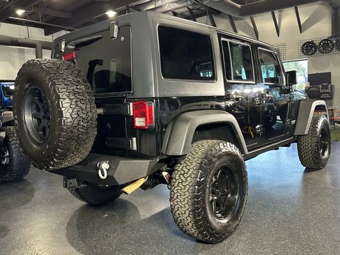 Used 2017 Jeep Wrangler Unlimited Rubicon w/ Connectivity Group image 14