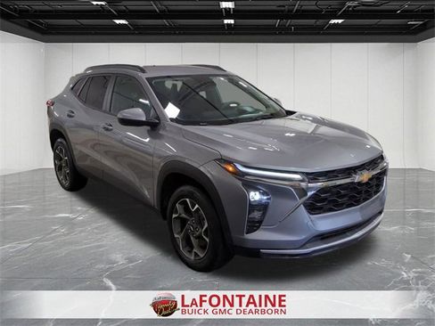 Certified 2025 Chevrolet Trax LT image 2