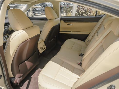 Used 2018 Lexus ES 350 w/ Luxury Package w/Wood Trim FWD image 18