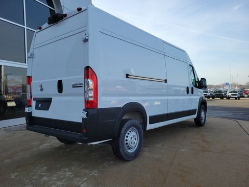 Used 2025 RAM ProMaster 2500 w/ Convenience Group image 4