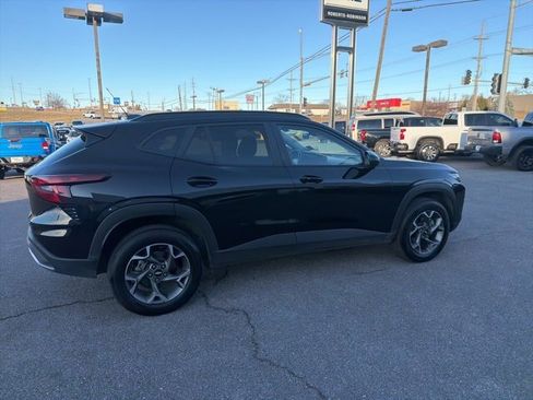 Used 2025 Chevrolet Trax LT w/ LT Convenience Package image 11