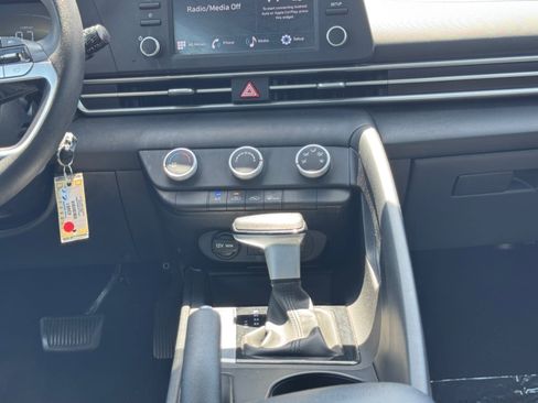 Used 2024 Hyundai Elantra SE FWD image 15