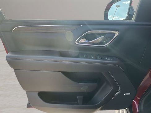 Used 2021 Chevrolet Tahoe Premier w/ Premium Package image 23