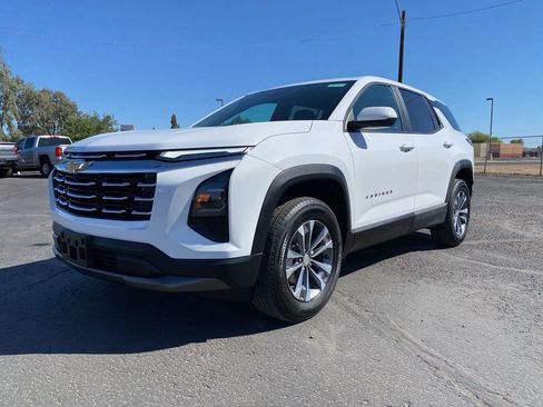 Used 2025 Chevrolet Equinox LT image 2