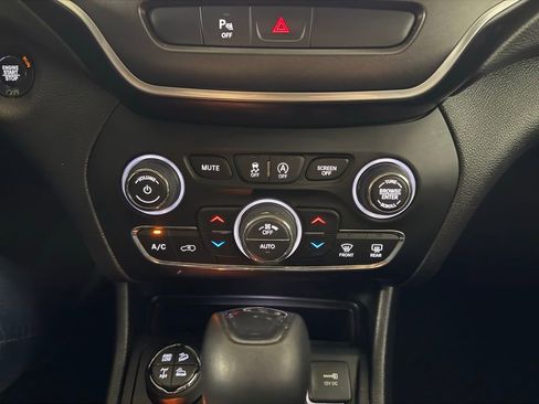 Used 2019 Jeep Cherokee Trailhawk w/ Cold Weather Group AWD/4WD image 14