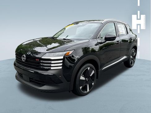 Used 2025 Nissan Kicks SR FWD image 3