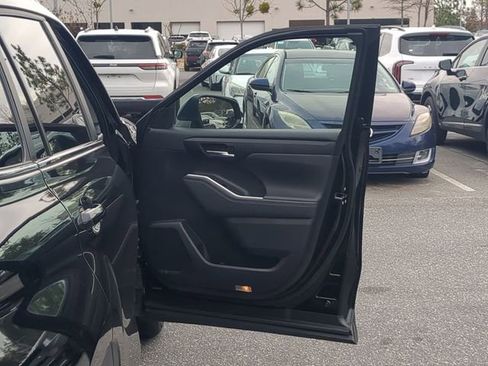 Used 2023 Toyota Highlander XLE image 37