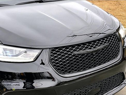 Used 2025 Chrysler Pacifica Select image 29