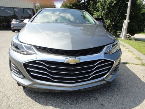 Used 2019 Chevrolet Cruze LT FWD image 2