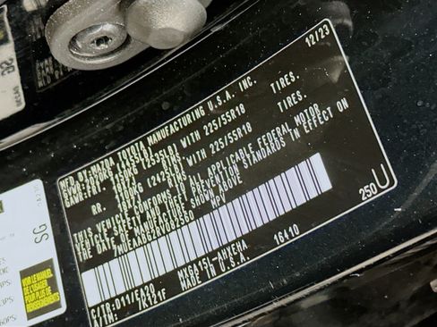 Used 2024 Toyota Corolla Cross XLE image 12