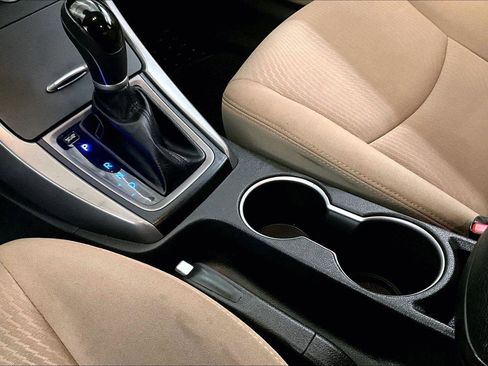 Used 2016 Hyundai Elantra SE image 17