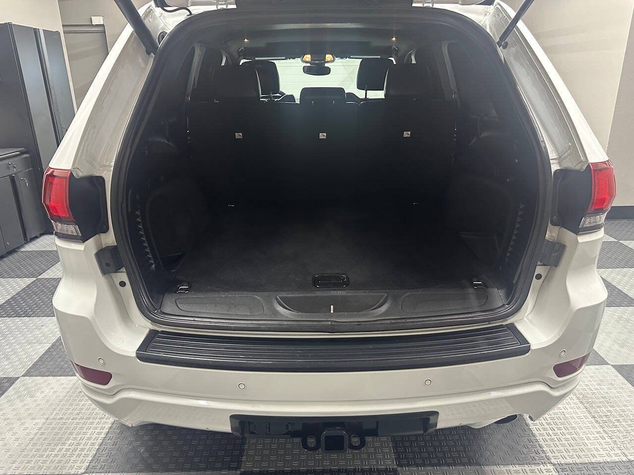 Used 2019 Jeep Grand Cherokee Altitude AWD/4WD image 24
