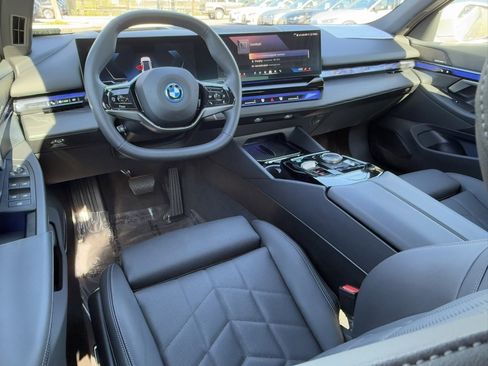 Used 2025 BMW i5 xDrive40 w/ Premium Package image 31