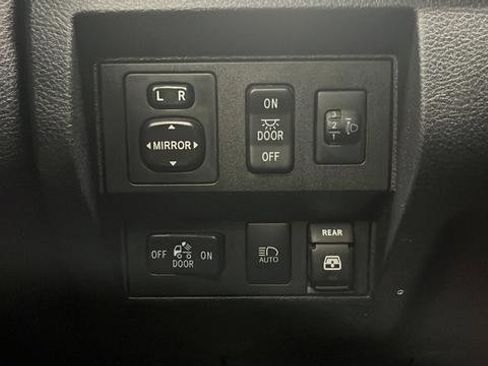 Used 2018 Toyota Tundra Limited w/ Limited Premium Package AWD/4WD image 31