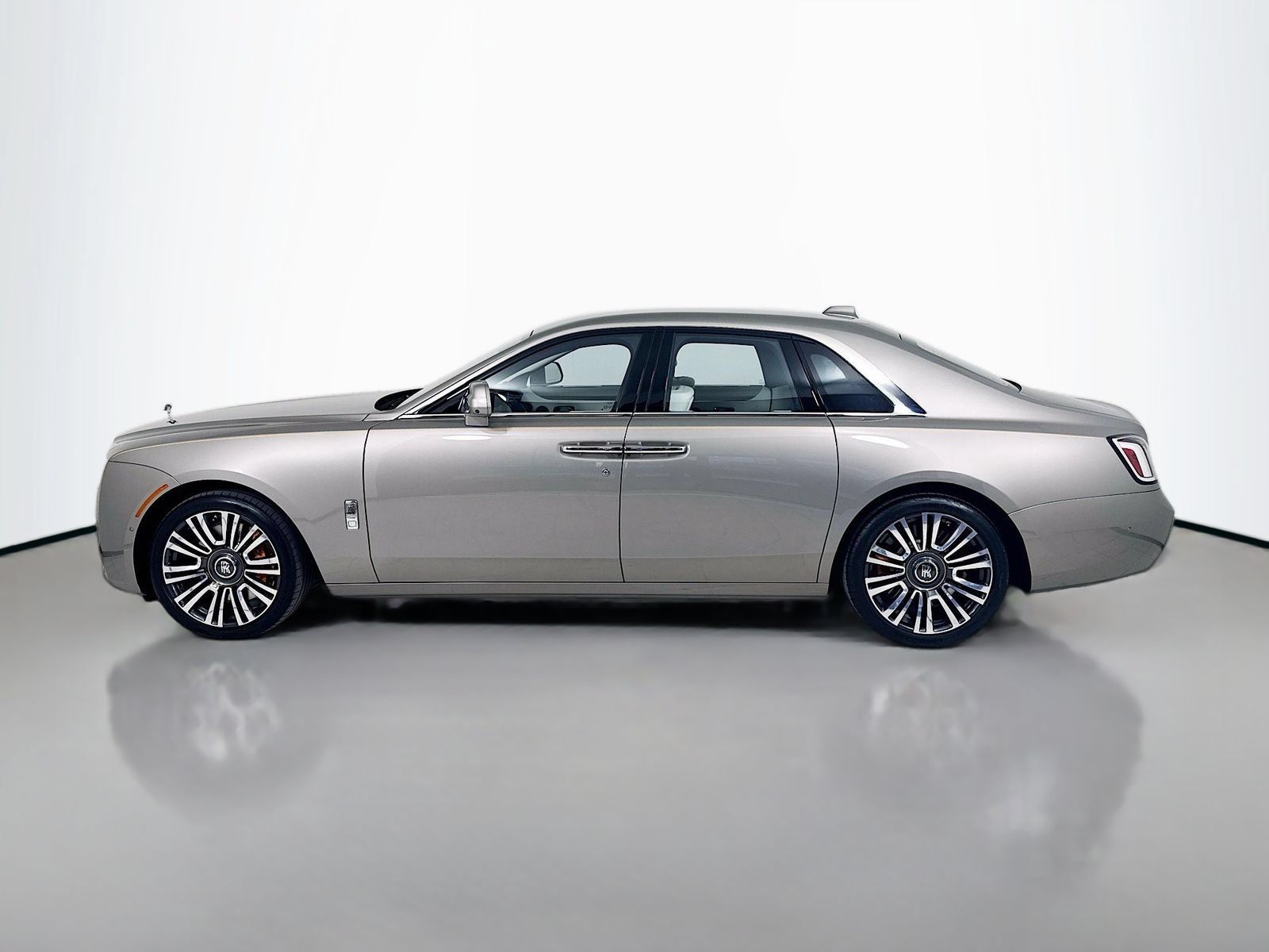 Certified 2025 Rolls-Royce Ghost AWD/4WD image 4