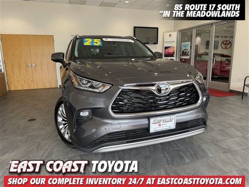 Certified 2025 Toyota Highlander Platinum AWD/4WD image 1
