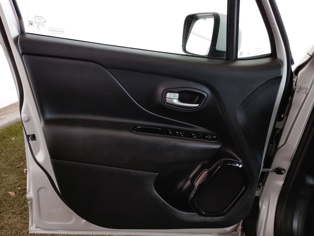 Used 2020 Jeep Renegade Altitude w/ UConnect 8.4 Nav Group FWD image 19