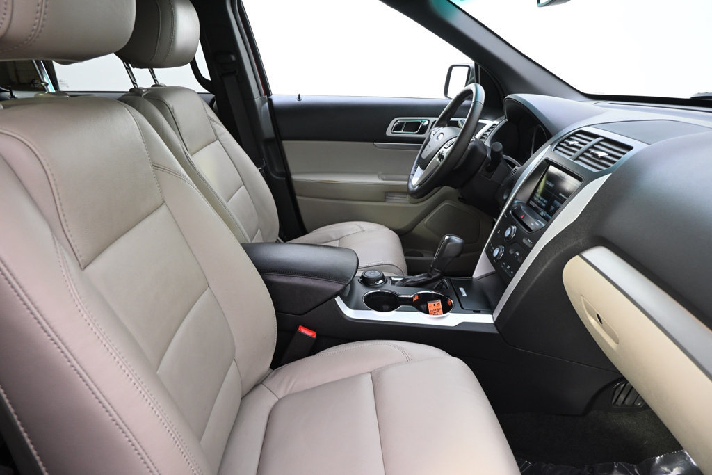 Used 2014 Ford Explorer XLT w/ Equipment Group 202A AWD/4WD image 16