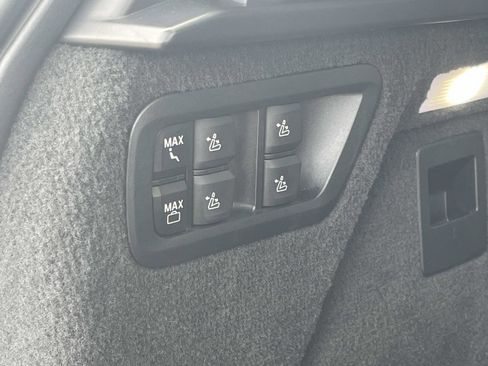 Used 2023 BMW X7 xDrive40i w/ M Sport Package AWD/4WD image 9