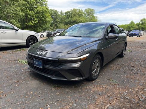 Certified 2024 Hyundai Elantra SE FWD image 1