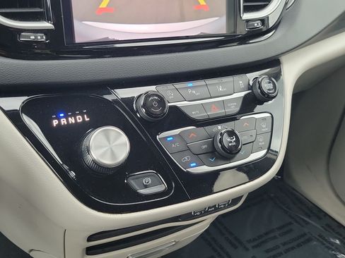 Used 2023 Chrysler Pacifica Touring-L FWD image 30