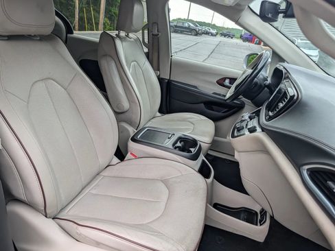 Used 2020 Chrysler Pacifica Limited FWD image 14