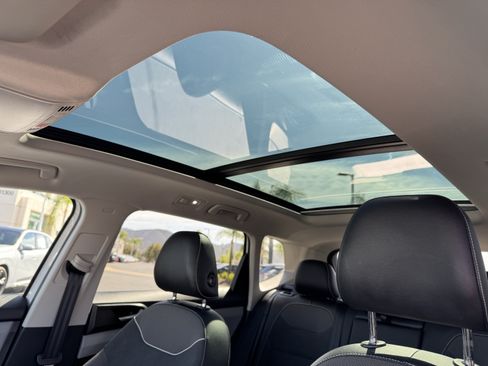 Used 2023 Volkswagen Taos SE w/ Panoramic Sunroof Package FWD image 29