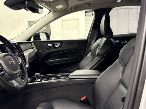 Used 2025 Volvo XC60 B5 Plus image 4