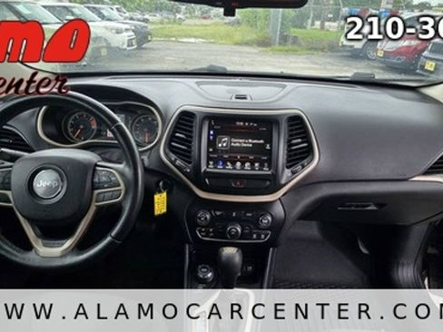 Used 2017 Jeep Cherokee Latitude AWD/4WD image 18