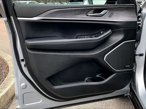 Used 2024 Jeep Grand Cherokee Limited 4xe image 9