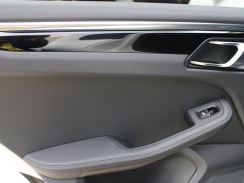 Certified 2025 Porsche Macan image 29