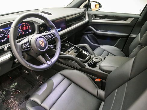 Certified 2025 Porsche Cayenne AWD/4WD image 4