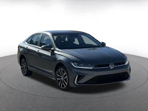 Used 2025 Volkswagen Jetta SE image 3