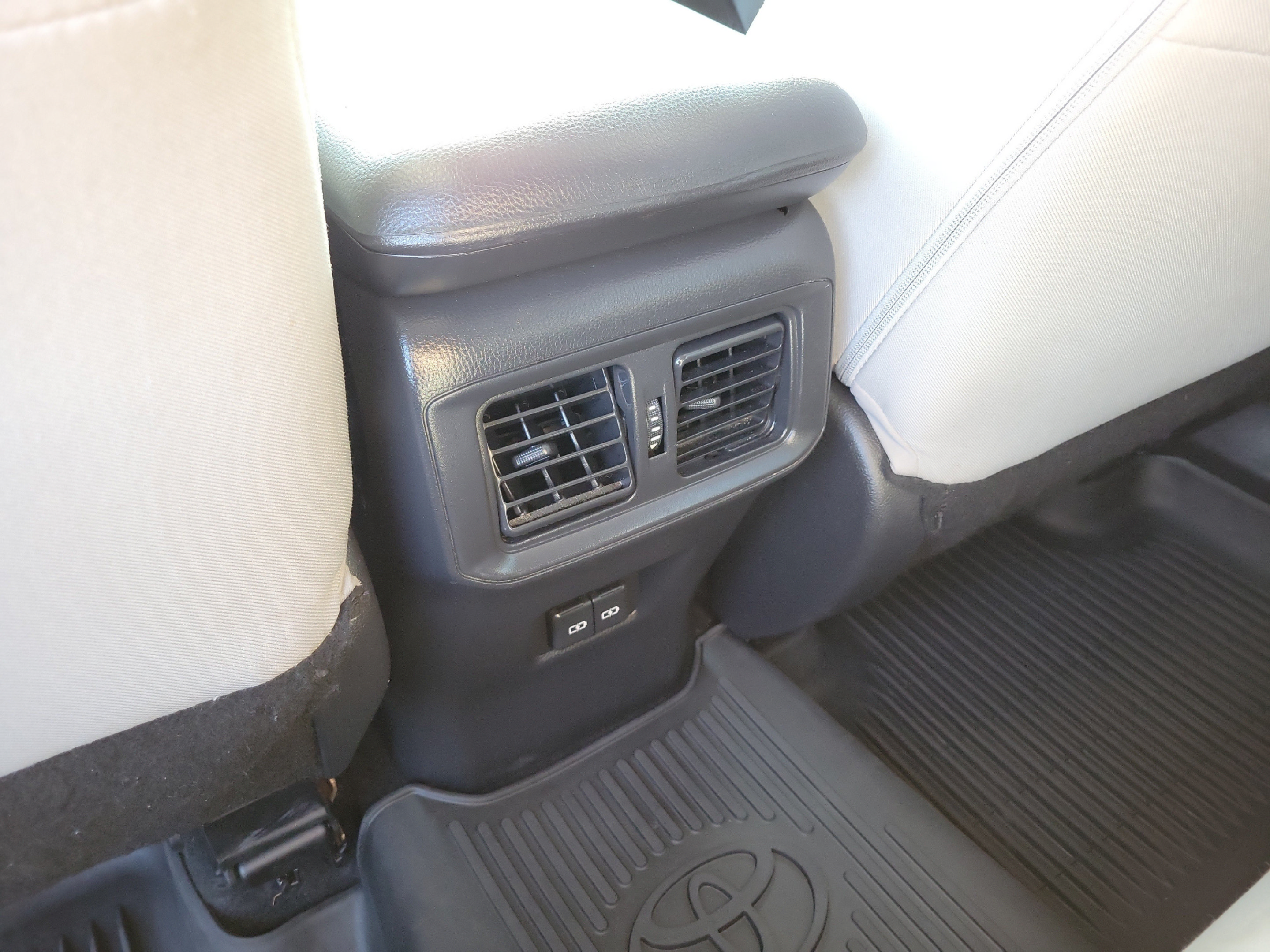 Used 2022 Toyota RAV4 XLE w/ Convenience Package FWD image 12
