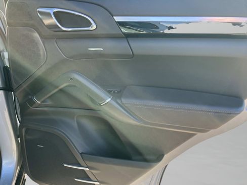 Used 2017 Porsche Cayenne Platinum Edition image 33
