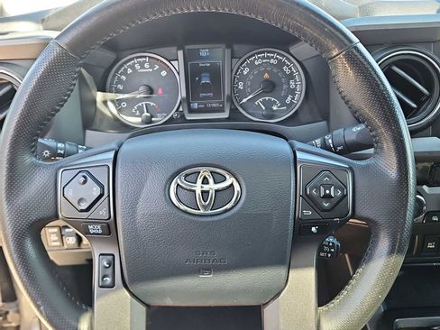 Used 2017 Toyota Tacoma TRD Off-Road AWD/4WD image 19