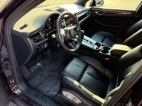 Certified 2025 Porsche Macan image 4