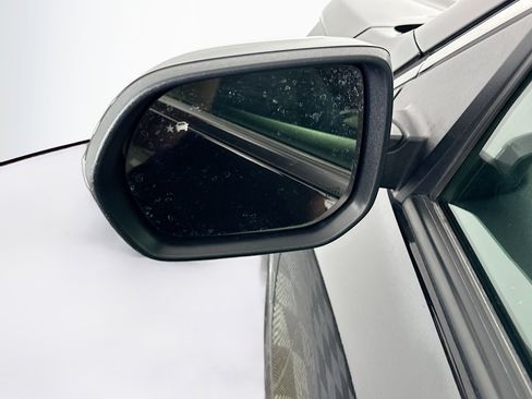 Used 2025 Chevrolet Traverse LT image 16