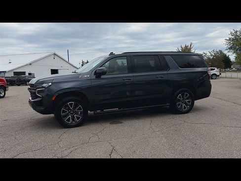 Used 2021 Chevrolet Suburban Z71 w/ Z71 Signature Package AWD/4WD image 30