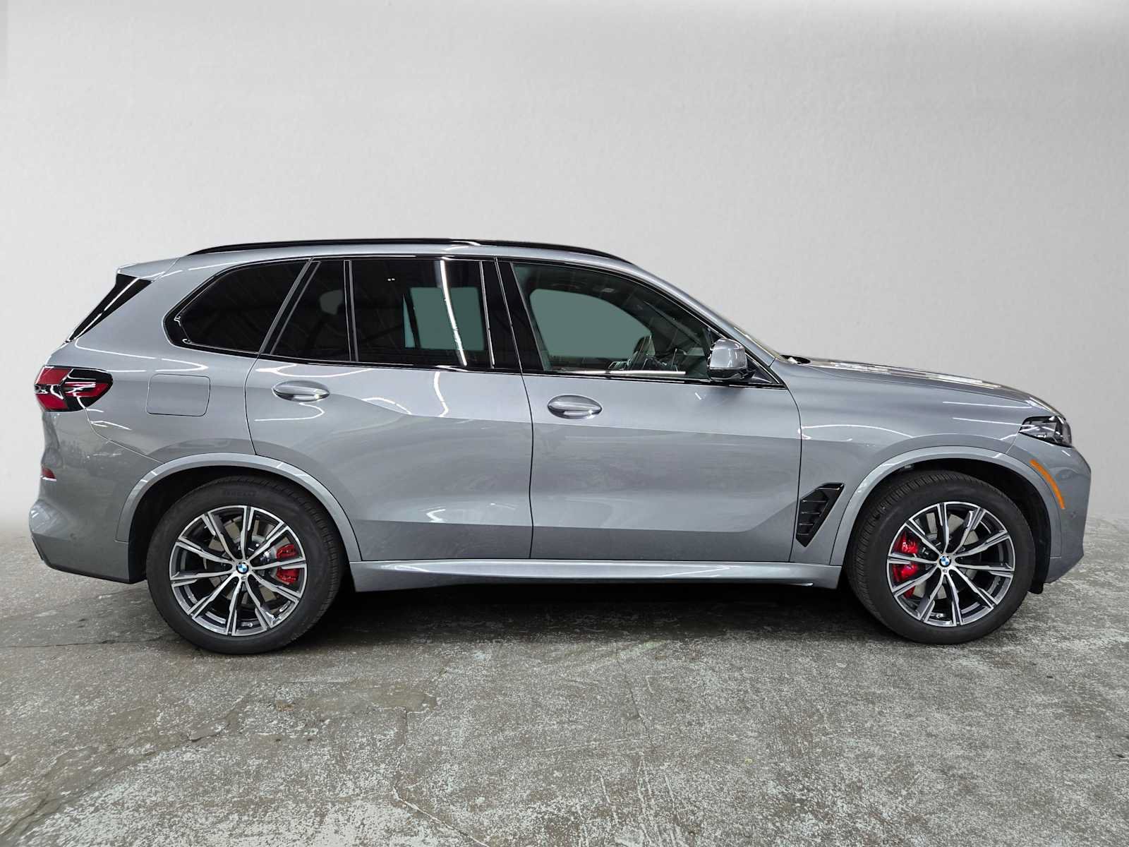 Used 2026 BMW X5 xDrive50e w/ M Sport Package AWD/4WD image 2