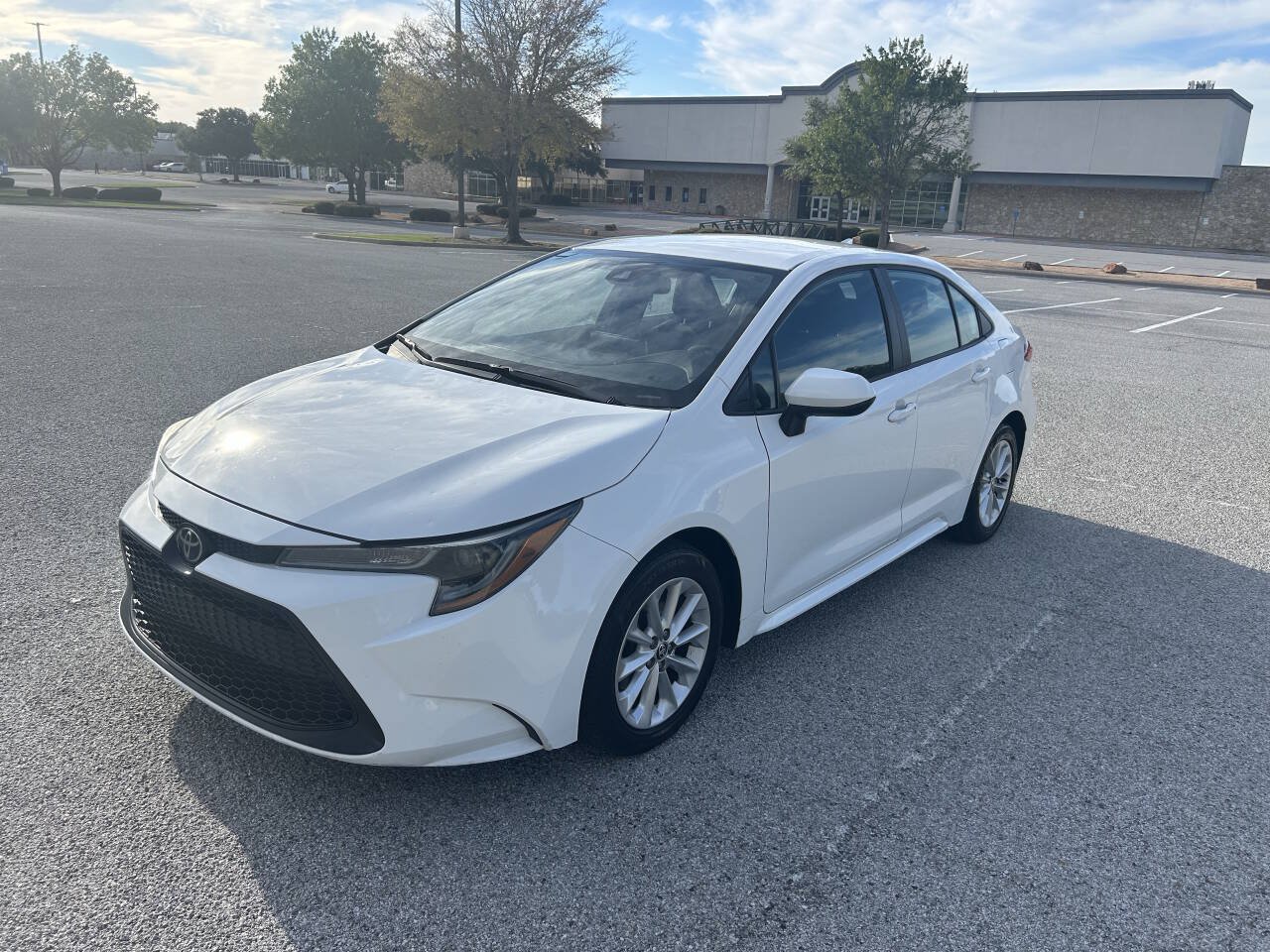 Used 2021 Toyota Corolla LE w/ LE Convenience Package FWD image 1