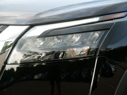 Certified 2025 Nissan Pathfinder SL AWD/4WD image 16