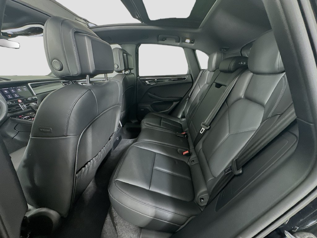 Certified 2025 Porsche Macan AWD/4WD image 24