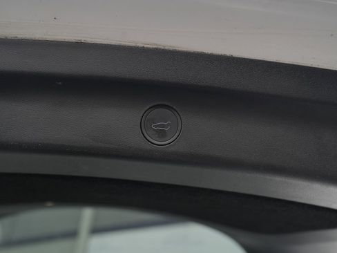 Used 2022 Tesla Model Y Long Range image 16