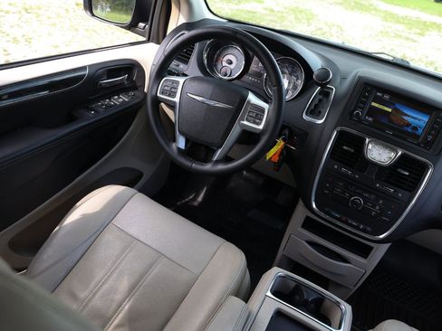 Used 2013 Chrysler Town & Country Touring FWD image 20
