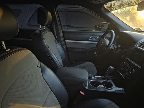 Used 2017 Ford Explorer XLT w/ Equipment Group 202A image 16