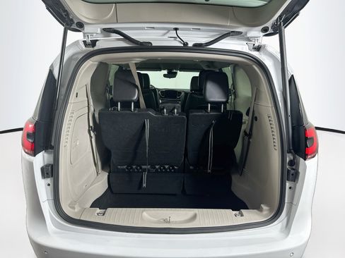 Used 2024 Chrysler Pacifica Limited FWD image 29