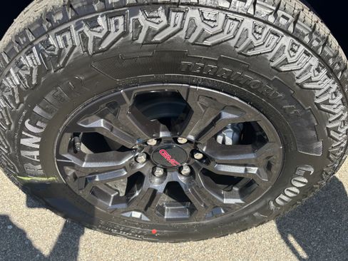 New 2025 GMC Canyon Elevation w/ Convenience Package image 17